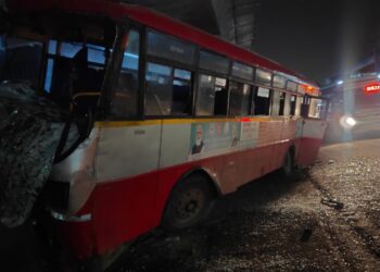 ರಸ್ತೆ ಗುಂಡಿ ತಪ್ಪಿಸೋಕೆ‌ ಹೋಗಿ ಆಕ್ಸಿಡೆಂಟ್ ಆದ KSRTC