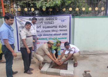 ಹಸಿರೀಕರಣದ ಮೂಲಕ ಮಾಲಿನ್ಯ ನಿಯಂತ್ರಣದ ಬಗ್ಗೆ ಜಾಗೃತಿ ಮೂಡಿಸಿದ ಅಧಿಕಾರಿ