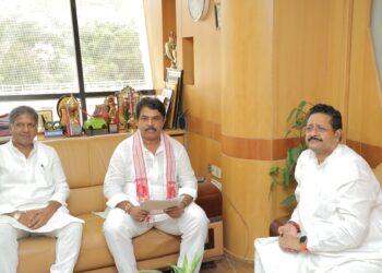 Political News | ‘ಪಂಚೆ ಉಟ್ಟುಕೊಂಡು ಬಂದರೆ ಸರ್ಕಾರದಲ್ಲಿ ಬೆಲೆ ಸಿಗಲ್ಲ., ಸೂಟು ಬೂಟು ಧರಿಸಿ, ಹಣದ ಸೂಟ್‌ಕೇಸ್‌ ತಂದ್ರೆ ಮಾತ್ರ ಬೆಲೆ’