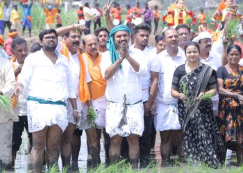 ರೈತಪರ ಬಜೆಟ್ ಗೆ ಆಗ್ರಹ:ಮಂಡ್ಯ ಜಿಲ್ಲೆಯ ಕೊತ್ತತ್ತಿ ಗ್ರಾಮದಲ್ಲಿ ಭತ್ತ ನಾಟಿ ಮಾಡಿದ ವಿಜಯೇಂದ್ರ