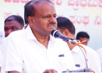 ರಾಜ್ಯ ಸರ್ಕಾರದ ಬಗ್ಗೆ ಚರ್ಚಿಸುವುದು, ಕೆಸರಿನ ಮೇಲೆ ಕಲ್ಲು ಹಾಕುವುದು ಎರಡೂ ಒಂದೇ: ಕುಮಾರಸ್ವಾಮಿ