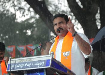 ತೀವ್ರ ಮಳೆಯ ನಡುವೆ ಶಿವಮೊಗ್ಗದಲ್ಲಿ  ಬಿಜೆಪಿ ಬೃಹತ್ ಸಾರ್ವಜನಿಕ ಸಭೆ