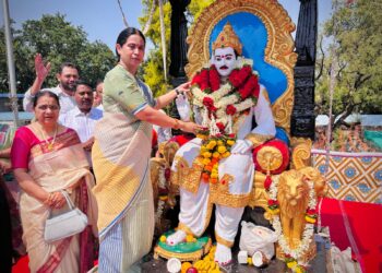 ಬಸವಣ್ಣ ಹಾಕಿಕೊಟ್ಟ ಮಾರ್ಗದಲ್ಲಿ ಹೋಗುವ ಬದಲಿಗೆ ಜಾತಿ ಜಾತಿ ಎಂದು ಜಾತಿ ಹಿಂದೆ ಬಿದ್ದಿದ್ದೇವೆ: ಲಕ್ಷ್ಮೀ ಹೆಬ್ಬಾಳ್ಕರ್