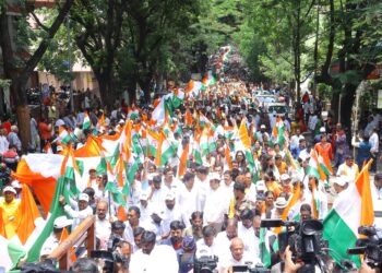 ಬೆಂಗಳೂರಿನಲ್ಲಿ ತಿರಂಗಯಾತ್ರೆ:ಬೃಹತ್ ತ್ರಿವರ್ಣ ಧ್ವಜದಡಿ ಒಗ್ಗೂಡಿದ ಜನತೆ
