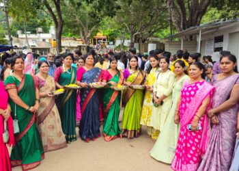 Bagina to the thirty-five women who came to Chamundeshwari for darshan on the occasion of the first Ashada Friday