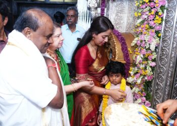 ಆಷಾಢ ಶುಕ್ರವಾರ: ಕುಟುಂಬ ಸಮೇತ ಚಾಮುಂಡೇಶ್ವರಿ  ದರ್ಶನ ಪಡೆದ ಹೆಚ್.ಡಿ. ಕುಮಾರಸ್ವಾಮಿ