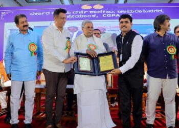 ಮೊಬೈಲ್ ಬಿಡಿ-ಪುಸ್ತಕ ಹಿಡಿ: ಶಿಕ್ಷಕರಿಗೆ-ಮಕ್ಕಳಿಗೆ ಕರೆ ನೀಡಿದ ಸಿಎಂ