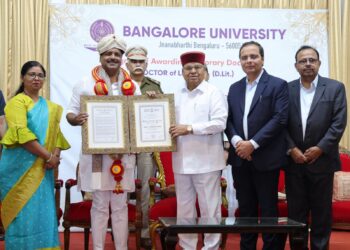 ಸ್ಪೀಕರ್ ಖಾದರ್ ಗೆ ಡಾಕ್ಟರ್ ಆಫ್ ಲೆಟರ್ಸ್ (ಡಿ.ಲಿಟ್.) ಗೌರವ ಪದವಿ ನೀಡಿದ ಬೆಂಗಳೂರು ವಿವಿ
