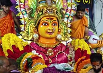 ಶಿವಮೊಗ್ಗದ ಕೋಟೆ ಮಾರಿಕಾಂಬಾ ಗದ್ದುಗೆಯಲ್ಲಿ ಭಕ್ತರ ಸಾಗರ; ಹರಕೆ ಸಮರ್ಪಿಸಿ ಪುನೀತರಾದ ಜನತೆ