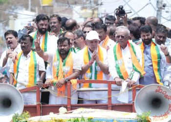 ಬಿಎಸ್ವೈ ಸಮ್ಮುಖದಲ್ಲಿ ಬಿಜೆಪಿ ಅಭ್ಯರ್ಥಿ ಶ್ರೀನಿವಾಸ್ ನಾಮಪತ್ರ ಸಲ್ಲಿಕೆ; ರೇಣುಕಾಚಾರ್ಯ-ಸಿದ್ದೇಶ್ವರ್ ಒಗ್ಗಟ್ಟು ಪ್ರದರ್ಶನ!