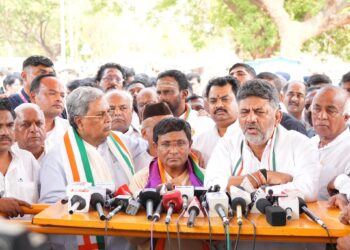 ಕಾಂಗ್ರೆಸ್ ಅಭ್ಯರ್ಥಿ ಉಮೇಶ್ ಮೇಟಿ ನಾಮಪತ್ರ ಸಲ್ಲಿಕೆ; ಸಿದ್ದರಾಮಯ್ಯ-ಡಿ ಕೆ ಶಿವಕುಮಾರ್ ಜೋಡಿಯಿಂದ ಭರ್ಜರಿ ಶಕ್ತಿ ಪ್ರದರ್ಶನ