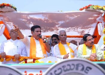 “ಬಾಗಲಕೋಟೆಯಲ್ಲಿ ಕೇಸರಿ ಕಲಿಗಳ ಗರ್ಜನೆ: ಚರಂತಿಮಠ ನಾಮಪತ್ರ ಸಲ್ಲಿಕೆ ವೇಳೆ ಬಿಜೆಪಿಯಿಂದ ಭರ್ಜರಿ ಶಕ್ತಿ ಪ್ರದರ್ಶನ!”