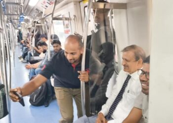 ಸಾಮಾನ್ಯ ಪ್ರಯಾಣಿಕರಂತೆ ಮೆಟ್ರೋದಲ್ಲಿ ಸಂಚರಿಸಿದ ಸಂಸದ ಡಾ. ಸಿ.ಎನ್. ಮಂಜುನಾಥ್: ಸಾರ್ವಜನಿಕ ಸಾರಿಗೆ ಬಳಕೆಗೆ ವಿಶೇಷ ಕರೆ