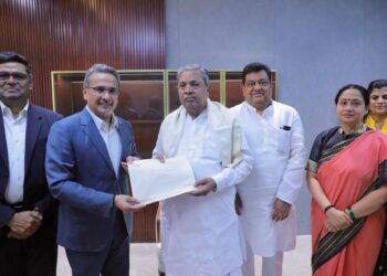 ಬಿಐಎಎಲ್ನಿಂದ ರಾಜ್ಯ ಸರ್ಕಾರಕ್ಕೆ ಭರ್ಜರಿ ಲಾಭಾಂಶ: ಸಿಎಂ ಸಿದ್ದರಾಮಯ್ಯಗೆ ₹16.49 ಕೋಟಿ ಡಿವಿಡೆಂಡ್ ಚೆಕ್ ಹಸ್ತಾಂತರ!