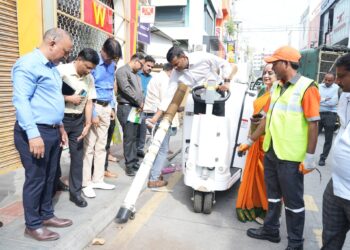ಸ್ಮಾರ್ಟ್ ಸಿಟಿ ಬೆಂಗಳೂರಿಗೆ ಬಂತು ಹೈಟೆಕ್ ಯಂತ್ರ: ಕಮರ್ಷಿಯಲ್ ಸ್ಟ್ರೀಟ್‌ನಲ್ಲಿ ‘ಗಾಬ್ಲರ್’ ಕಸ ಸಂಗ್ರಹಣೆ ಮೆಷಿನ್ ಟ್ರಯಲ್ ರನ್!