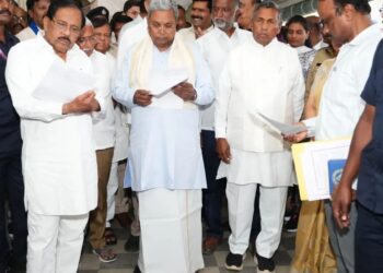 “ನಾಳೆ ಬೆಳಗ್ಗೆ ಎಲ್ಲವೂ ನಿರ್ಧಾರ”: ಸಿದ್ದರಾಮಯ್ಯ ರಾಜೀನಾಮೆ ವದಂತಿ ಮಧ್ಯೆ ಬ್ರೇಕ್‌ಫಾಸ್ಟ್ ಮೀಟಿಂಗ್ ರಹಸ್ಯ ಬಿಚ್ಚಿಟ್ಟ ಸಚಿವ ಮುನಿಯಪ್ಪ!