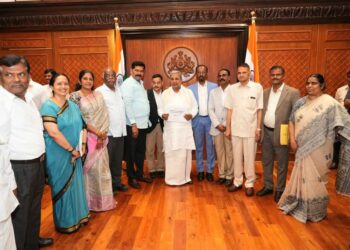 ರಾಜೀನಾಮೆ ವದಂತಿ ಮಧ್ಯೆ ‘ಸಿದ್ದು’ ಅಹಿಂದ ಅಸ್ತ್ರ: ದಶಕದ ಹಿಂದಿನ ಜಾತಿ ಸಮೀಕ್ಷೆ ವರದಿ ಸ್ವೀಕಾರದ ಹಿಂದೆ ಅಡಗಿದೆಯೇ ಹೈಕಮಾಂಡ್ ಮಣಿಸುವ ರಾಜಕೀಯ ತಂತ್ರ?