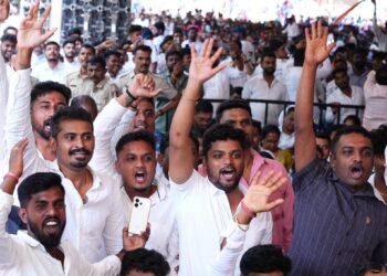 ಸಿಎಂ ಸಿದ್ದರಾಮಯ್ಯ ರಾಜೀನಾಮೆ ವದಂತಿ ಬೆನ್ನಲ್ಲೇ ರೊಚ್ಚಿಗೆದ್ದು ಬೀದಿಗಿಳಿದ ಬೆಂಬಲಿಗರು, ಅಭಿಮಾನಿಗಳ ಆಕ್ರೋಶ ಭುಗಿಲು!