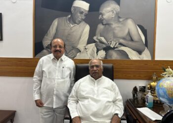 ರಾಷ್ಟ್ರ ರಾಜಧಾನಿಯಲ್ಲಿ ರಾಜಕೀಯ ಸಂಚಲನ: ಎಐಸಿಸಿ ಅಧ್ಯಕ್ಷ ಮಲ್ಲಿಕಾರ್ಜುನ ಖರ್ಗೆ ಅವರನ್ನು ಭೇಟಿಯಾದ ಶಾಸಕ ಟಿ.ಬಿ. ಜಯಚಂದ್ರ!