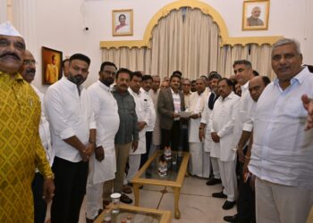 ಸಿಎಂ ಸ್ಥಾನಕ್ಕೆ ಸಿದ್ದರಾಮಯ್ಯ ರಾಜೀನಾಮೆ; ರಾಜ್ಯಪಾಲರ ಕಾರ್ಯದರ್ಶಿಗೆ ಪತ್ರ ಸಲ್ಲಿಕೆ!
