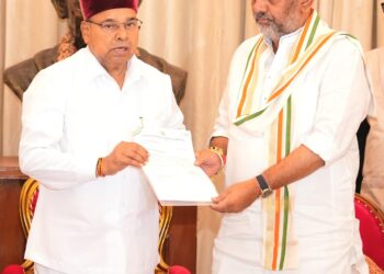 ರಾಜಭವನದಲ್ಲಿ ರಾಜಕೀಯ ಸಂಚಲನ: ಹೊಸ ಸರ್ಕಾರ ರಚನೆಗೆ ಹಕ್ಕು ಮಂಡಿಸಿದ ನಿಯೋಜಿತ ಸಿಎಂ ಡಿ.ಕೆ. ಶಿವಕುಮಾರ್!