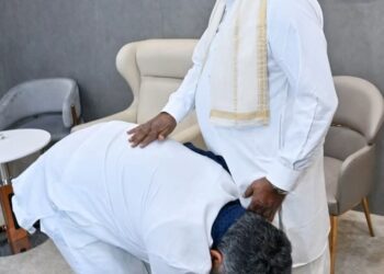 ಸಿದ್ದರಾಮಯ್ಯ ಬೆನ್ನು ಸವರಿ ಹರಸಿದರೆ, ಪಾದ ಮುಟ್ಟಿ ನಡೆದರು ಡಿಕೆಶಿ!