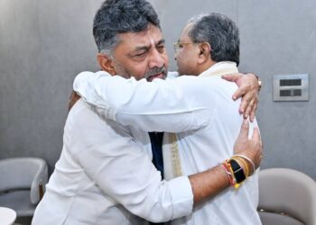ಸಿದ್ದರಾಮಯ್ಯ ಬೆನ್ನು ಸವರಿ ಹರಸಿದರೆ, ಪಾದ ಮುಟ್ಟಿ ನಡೆದರು ಡಿಕೆಶಿ!