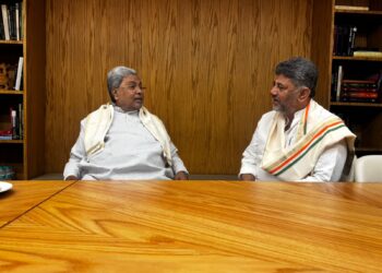 ದಿಲ್ಲಿಯಲ್ಲಿ ಕರ್ನಾಟಕ ದರ್ಬಾರ್: ಹೈಕಮಾಂಡ್ ಸಭೆಗೂ ಮುನ್ನ ಸಿದ್ದರಾಮಯ್ಯ-ಡಿಕೆಶಿ ರಹಸ್ಯ ಕಸರತ್ತು, ರಾಜ್ಯ ರಾಜಕಾರಣದಲ್ಲಿ ತಲ್ಲಣ!