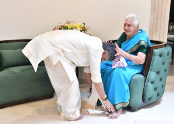 ಪ್ರಮಾಣ ವಚನ ಸ್ವೀಕಾರಕ್ಕೂ ಮುನ್ನ ತಾಯಿ ಗೌರಮ್ಮ ಆಶೀರ್ವಾದ ಪಡೆದ ನೂತನ ಸಿಎಂ ಡಿ.ಕೆ. ಶಿವಕುಮಾರ್!