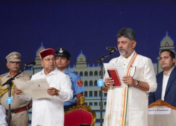ಅಜ್ಜಯ್ಯನ ಹೆಸರಿನಲ್ಲಿ ಕರ್ನಾಟಕದ ನೂತನ ಮುಖ್ಯಮಂತ್ರಿಯಾಗಿ ಡಿ.ಕೆ. ಶಿವಕುಮಾರ್ ಪ್ರಮಾಣವಚನ ಸ್ವೀಕಾರ!