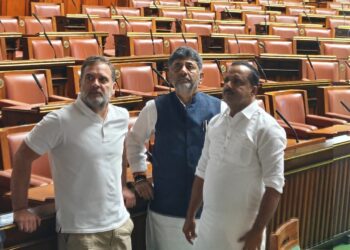 ವಿಧಾನಸೌಧಕ್ಕೆ ಭೇಟಿ ನೀಡಿದ ರಾಹುಲ್ ಗಾಂಧಿ: ಕುತೂಹಲದಿಂದ ಕಲಾಪದ ಸಭಾಂಗಣ ವೀಕ್ಷಿಸಿದ ಎಐಸಿಸಿ ನಾಯಕ